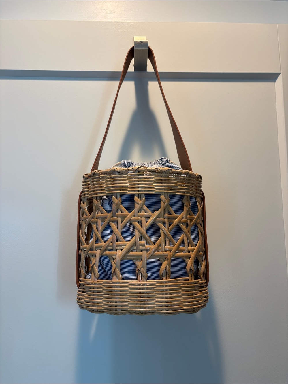 J McLaughlin wicker handbag with fabric liner - Picture 2 of 4